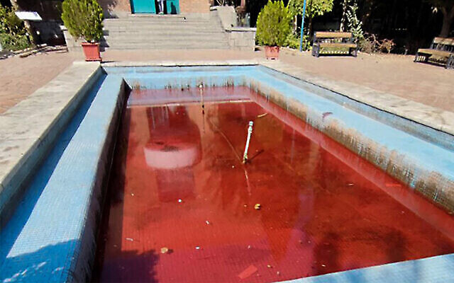 Une fontaine avec son eau colorée en rouge devant le Forum des artistes du parc Honarmandan à Téhéran, la capitale iranienne, le 7 octobre 2022. (Crédit : AFP) Une fontaine avec son eau colorée en rouge devant le Forum des artistes du parc Honarmandan à Téhéran, la capitale iranienne, le 7 octobre 2022. (Crédit : AFP)