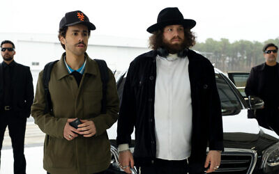 Ramy (Ramy Youssef), à gauche, et Yuval (Julian Sergi) se rendent en Israël ensemble pour affaires dans la troisième saison de la série Hulu "Ramy." (Avec la permission de Jon Pack/Hulu via la JTA) Ramy (Ramy Youssef), à gauche, et Yuval (Julian Sergi) se rendent en Israël ensemble pour affaires dans la troisième saison de la série Hulu "Ramy." (Avec la permission de Jon Pack/Hulu via la JTA)