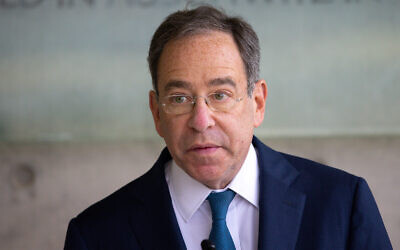 L'ambassadeur américain en Israël Thomas Nides visitant le mémorial et musée de la Shoah, Yad Vashem, à Jérusalem, le 2 décembre 2021. (Crédit : Olivier Fitoussi/Flash90)