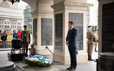 L'ambassadeur d'Israël en Pologne, Yaacov Livne, se recueillant sur la tombe du soldat inconnu, à Varsovie, le 12 juillet 2022. (Credit : Autorisation)