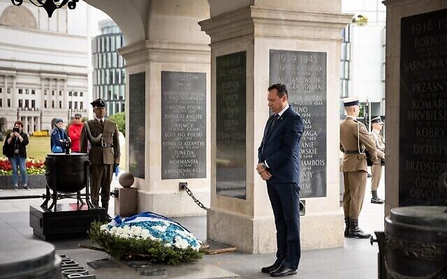 L'ambassadeur d'Israël en Pologne, Yaacov Livne, se recueillant sur la tombe du soldat inconnu, à Varsovie, le 12 juillet 2022. (Credit : Autorisation) L'ambassadeur d'Israël en Pologne, Yaacov Livne, se recueillant sur la tombe du soldat inconnu, à Varsovie, le 12 juillet 2022. (Credit : Autorisation)