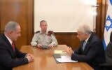 Le Premier ministre Yair Lapid informe le chef de l’opposition Benjamin Netanyahu des questions relatives à l’Iran et au projet d’accord nucléaire, le 29 août 2022. (Crédit : Amos Ben Gershom/GPO)