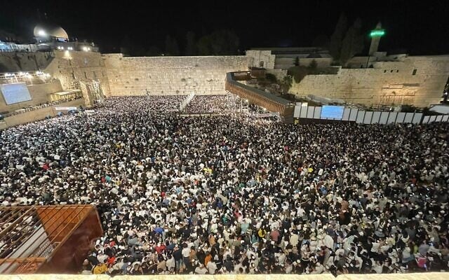 Des dizaines de milliers de personnes réunies au mur Occidental, dans la Vieille Ville de Jérusalem, pour le dernier office des "selichot" avant Yom Kippour, le 3 octobre 2022. (Crédit : Western Wall Heritage Foundation) Des dizaines de milliers de personnes réunies au mur Occidental, dans la Vieille Ville de Jérusalem, pour le dernier office des "selichot" avant Yom Kippour, le 3 octobre 2022. (Crédit : Western Wall Heritage Foundation)