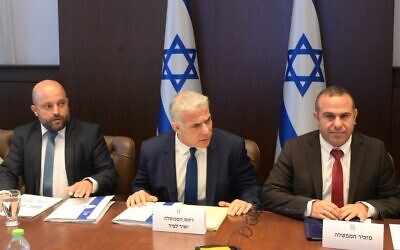 Le Premier ministre Yair Lapid lors d'une réunion pour discuter de l'accord sur la frontière maritime entre Israël et le Liban, dans son cabinet de sécurité, le 12 octobre 2022. (Crédit : Amos Ben Gershom/GPO)