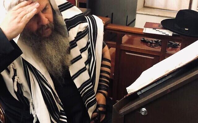 Le grand rabbin de la synagogue Brodsky de Kiev, le rabbin Moshe Azman, lors d'une prière, le 8 août 2022. (Crédit : Lazar Berman/The Times of Israel) Le grand rabbin de la synagogue Brodsky de Kiev, le rabbin Moshe Azman, lors d'une prière, le 8 août 2022. (Crédit : Lazar Berman/The Times of Israel)