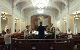 Des habitants de Kiev réunis pour prier à la synagogue Brodsky, en août 2022. (Crédit : Lazar Berman/The Times of Israel)