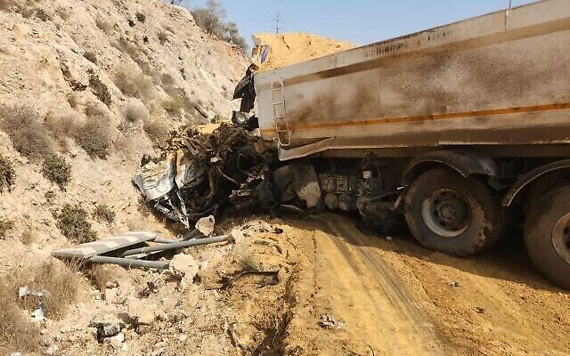 Un des camions impliqués dans une collision, lsur la route 505 dans le nord de la Cisjordanie, le 16 octobre 2022. (Crédit : Services d’incendie et de secours) Un des camions impliqués dans une collision, lsur la route 505 dans le nord de la Cisjordanie, le 16 octobre 2022. (Crédit : Services d’incendie et de secours)