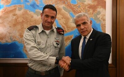 Le futur chef d'État-major Herzi Halevi, à gauche, avec le Premier ministre Yair Lapid, le 23 octobre 2022. (Crédit : Haim Zach/GPO)