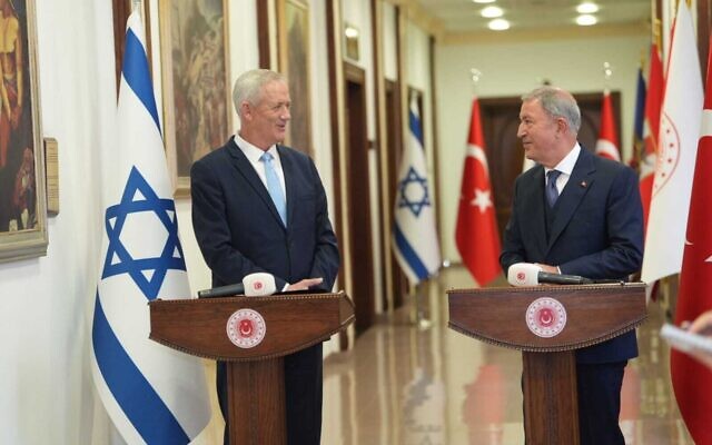 Illustration : Le ministre de la Défense Benny Gantz, à gauche, avec son homologue turc,  Hulusi Akar, à Ankara, le 27 octobre 2022. (Crédit : Elad Malka/Defense Ministry)
