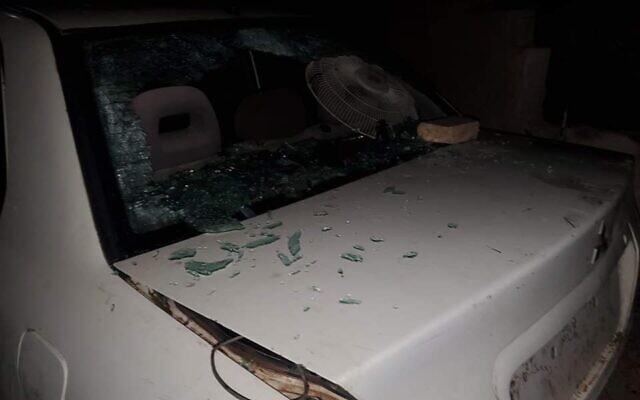 Des dégâts sur une voiture dans la ville de Turmus Ayya en Cisjordanie, vraisemblablement après une attaque d'Israéliens, le 31 octobre 2022. (Crédit : Yesh Din) Des dégâts sur une voiture dans la ville de Turmus Ayya en Cisjordanie, vraisemblablement après une attaque d'Israéliens, le 31 octobre 2022. (Crédit : Yesh Din)