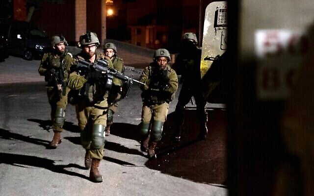 Des soldats israéliens interviennent en Cisjordanie, le 19 octobre 2022. (Crédit : Armée israélienne) Des soldats israéliens interviennent en Cisjordanie, le 19 octobre 2022. (Crédit : Armée israélienne)