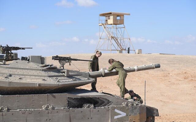 Des soldates utilisent un char dans le désert du Néguev sur une photo non datée. (Crédit : armée israélienne) Des soldates utilisent un char dans le désert du Néguev sur une photo non datée. (Crédit : armée israélienne)