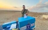 Un officier de l'armée israélienne votant lors des élections législatives israéliennes, depuis une base située dans le sud d'Israël, le 31 octobre 2022. (Crédit : Armée israélienne)