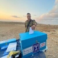 Un officier de l'armée israélienne votant lors des élections législatives israéliennes, depuis une base située dans le sud d'Israël, le 31 octobre 2022. (Crédit : Armée israélienne)