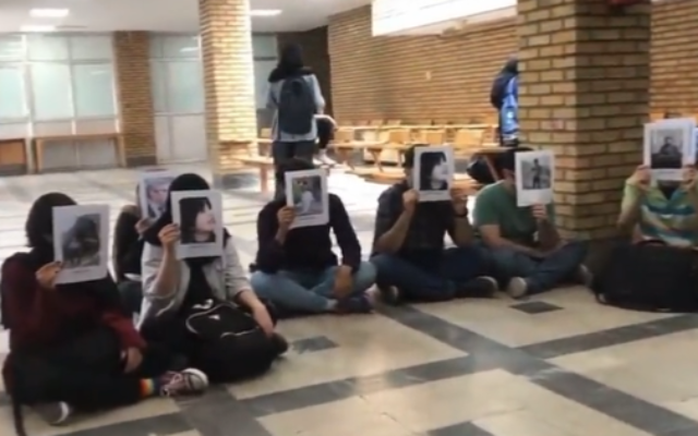 Des étudiants iraniens tiennent un sit-in de protestation à l'université de Téhéran, le 23 octobre 2022. (Capture d'écran/Twitter : utilisé conformément à la clause 27a de la loi sur le droit d'auteur) Des étudiants iraniens tiennent un sit-in de protestation à l'université de Téhéran, le 23 octobre 2022. (Capture d'écran/Twitter : utilisé conformément à la clause 27a de la loi sur le droit d'auteur)