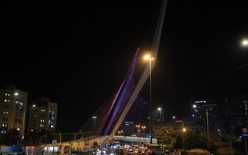 Une vue du pont à cordes de Jérusalem, de nuit. (Crédit : Yulia Berzon/PAMI)