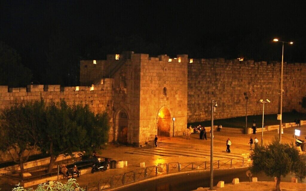 La porte des fleurs, menant à la Vieille Ville de Jérusalem, la nuit. (Crédit : Shmuel Bar-Am)
