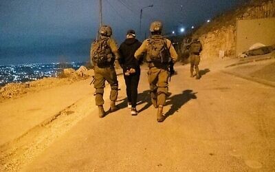 Arrestation du suspect palestinien Amad Asleem, résident de la ville de Naplouse, dans le nord de la Cisjordanie, le 7 octobre 2022. (Crédit : Armée israélienne)