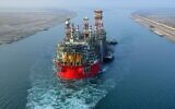 Le navire flottant de production, de stockage et de déchargement d'Energean arrivant au champ de Karish, en juin 2022. (Crédit : Energean/Autorité du canal de Suez/AFP)