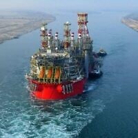 Le navire flottant de production, de stockage et de déchargement d'Energean arrivant au champ de Karish, en juin 2022. (Crédit : Energean/Autorité du canal de Suez/AFP)