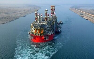 Le navire flottant de production, de stockage et de déchargement d'Energean arrivant au champ de Karish, en juin 2022. (Crédit : Energean/Autorité du canal de Suez/AFP)