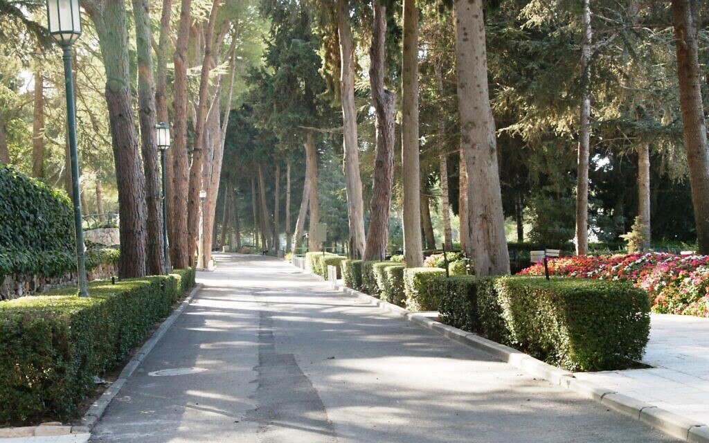  L'entrée du Mont Herzl. (Crédit : Shmuel Bar-Am)