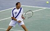 Jonathan Erlich pendant un match de la Coupe Davis entre Israël et la France à Rouen, en France, le 2 février 2013. (Crédit : AP/Remy de la Mauviniere)