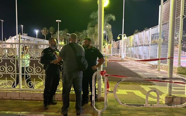 La scène d'une fusillade meurtrière dans la ville de Nahariya, dans le district du nord, le 5 octobre 2022. (Crédit : Police israélienne) La scène d'une fusillade meurtrière dans la ville de Nahariya, dans le district du nord, le 5 octobre 2022. (Crédit : Police israélienne)