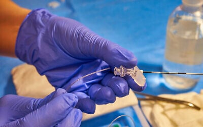 Un médecin préparant une péridurale. (Crédit : Dmitry Andreev via iStock par Getty Image)