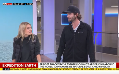 Bridget Thackwray et Topher Richwhite, deux blogueurs de voyage originaires de Nouvelle-Zélande, en interview pour SkyNews Global, en février 202. (Capture d'écran YouTube)