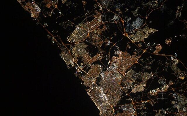 Une image des lumières de la ville de Tel Aviv la nuit prise depuis la Station spatiale internationale par l'astronaute italienne Samantha Cristoforetti. (Crédit : Samantha Cristoforetti/ISS via Twitter) Une image des lumières de la ville de Tel Aviv la nuit prise depuis la Station spatiale internationale par l'astronaute italienne Samantha Cristoforetti. (Crédit : Samantha Cristoforetti/ISS via Twitter)