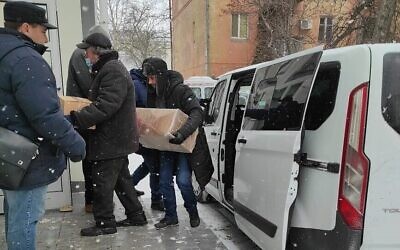 Des marchandises achetées avec l'aide du grand rabbin de la région de Kherson, Yosef Wolff, en Crimée sous contrôle russe, déchargées à la synagogue de Kherson, occupée par les Russes, sur la mer Noire, le 10 mars 2022. (Autorisation) Des marchandises achetées avec l'aide du grand rabbin de la région de Kherson, Yosef Wolff, en Crimée sous contrôle russe, déchargées à la synagogue de Kherson, occupée par les Russes, sur la mer Noire, le 10 mars 2022. (Autorisation)