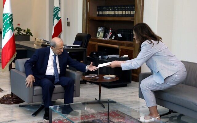 Le président libanais Michel Aoun reçoit une proposition de l'ambassadrice américaine au Liban Dorothy Shea pour résoudre un différend frontalier maritime avec Israël, le 1er octobre 2022. (Crédit : présidence libanaise) Le président libanais Michel Aoun reçoit une proposition de l'ambassadrice américaine au Liban Dorothy Shea pour résoudre un différend frontalier maritime avec Israël, le 1er octobre 2022. (Crédit : présidence libanaise)