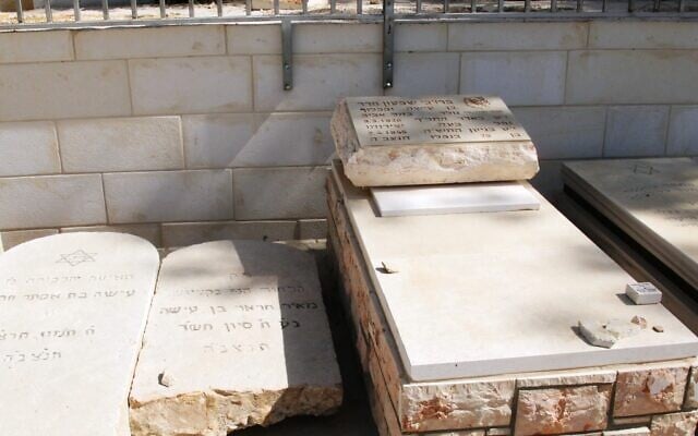  La tombe de Mordecai Shimon Harrar. (Crédit : Shmuel Bar-Am)