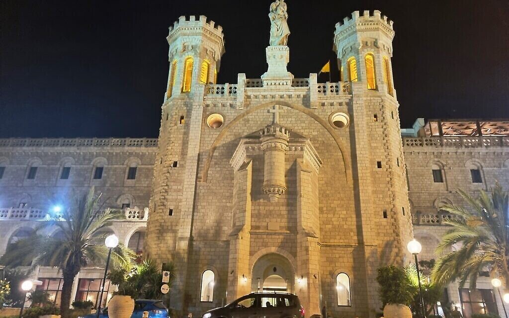 La maison d’hôtes/ église/ couvent Notre Dame, située juste à deux pas de la Vieille Ville de Jérusalem. (Crédit : Shmuel Bar-Am)