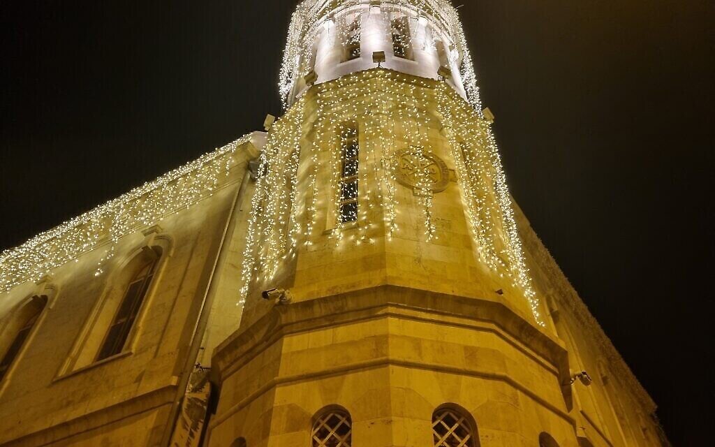 L'Hôtel Sergei Palace, de nuit, à Jérusalem. (Crédit : Shmuel Bar-Am)