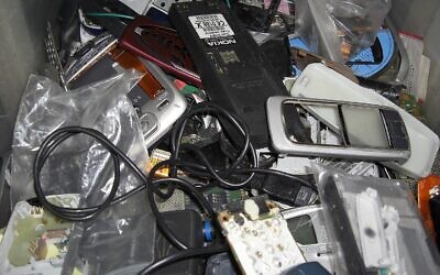 Des rebuts de smartphones. (Crédit : MikroLogika, CC BY-SA 3.0, Wikimedia Commons)