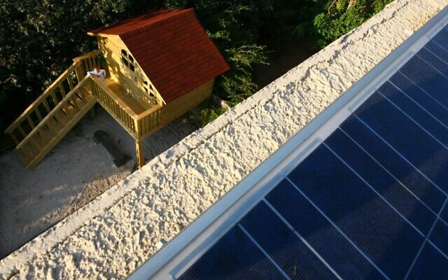 Des panneaux solaires sur le toit d'une maison privée, le 13 août 2009. (Crédit : Chen Leopold/Flash 90) Des panneaux solaires sur le toit d'une maison privée, le 13 août 2009. (Crédit : Chen Leopold/Flash 90)