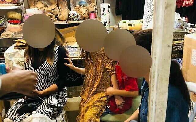 Une photo circulant sur les réseaux sociaux donne à voir une mère de famille israélienne, avec ses trois enfants, qui s'est rendue à Naplouse, en Cisjordanie, le 4 octobre 2022, quelques heures avant Yom Kippour. Ils ont été arrêtés et escortés hors de la ville par les forces de l'ordre palestiniennes. (Photo via Twitter, @bani_basel; utilisée conformément à l’article 27a de la loi sur les droits d'auteur) Une photo circulant sur les réseaux sociaux donne à voir une mère de famille israélienne, avec ses trois enfants, qui s'est rendue à Naplouse, en Cisjordanie, le 4 octobre 2022, quelques heures avant Yom Kippour. Ils ont été arrêtés et escortés hors de la ville par les forces de l'ordre palestiniennes. (Photo via Twitter, @bani_basel; utilisée conformément à l’article 27a de la loi sur les droits d'auteur)