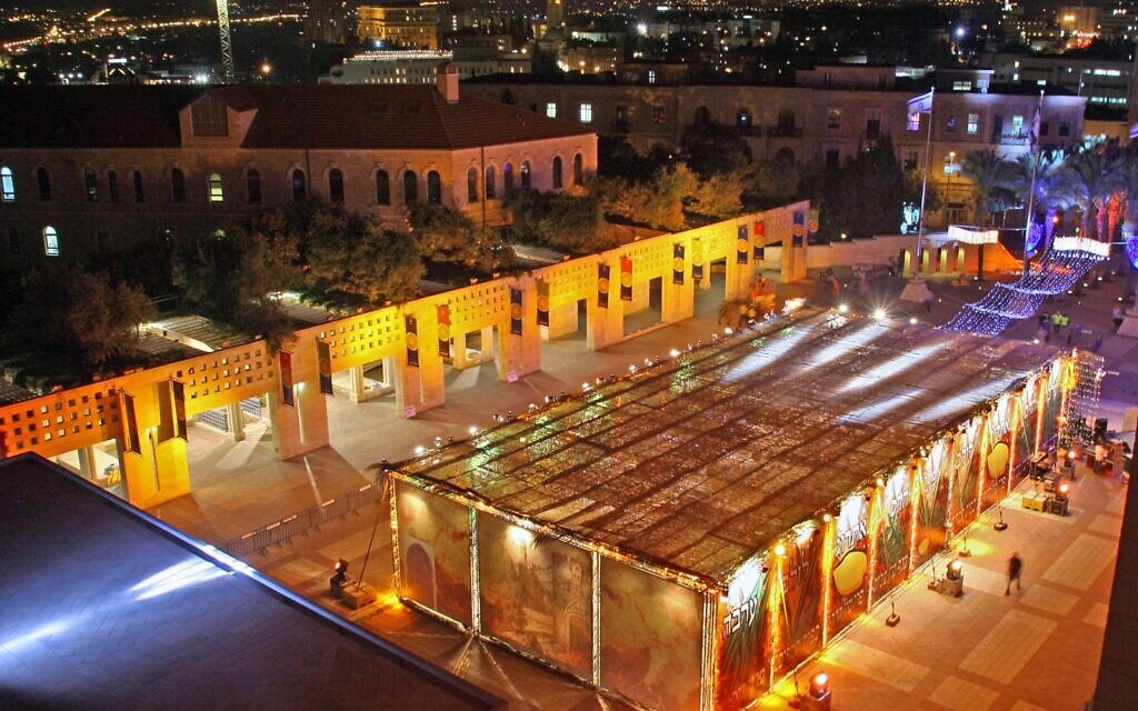La Soucca géante qui a été dressée sur la place Safra à Jérusalem, qui accueillera des événements et des activités pendant toute la fête de Souccot, du 10 au 16 octobre 2022. (Autorisation : municipalité de Jérusalem) La Soucca géante qui a été dressée sur la place Safra à Jérusalem, qui accueillera des événements et des activités pendant toute la fête de Souccot, du 10 au 16 octobre 2022. (Autorisation : municipalité de Jérusalem)