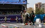 Illustration : Des soldats iraniens emportent un collègue blessé sur les lieux d'une attaque contre un défilé militaire qui marquait l'anniversaire du déclenchement de sa guerre dévastatrice de 1980-1988 avec l'Irak de Saddam Hussein, le 22 septembre 2018, dans la ville d'Ahvaz, dans le sud-ouest de l'Iran. (Crédit : AFP/ ISNA / MORTEZA JABERIAN)