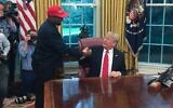 L'ancien président américain, Donald Trump, rencontrant le rappeur Kanye West dans le bureau ovale de la Maison Blanche, à Washington, le 11 octobre 2018. (Crédit : Sebastian Smith/AFP/Dossier)