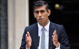 Le nouveau Premier ministre britannique, Rishi Sunak, prononçant un discours devant le 10 Downing Street, dans le centre de Londres, le 25 octobre 2022. (Crédit : Daniel Leal/AFP)