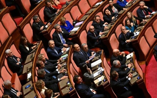 Illustration : Le sénateur Silvio Berlusconi, au centre, leader du parti Forza Italia, prenant la parole au Sénat, avant le vote de confiance pour la nouvelle Première ministre italienne, Giorgia Meloni, au Palais Madama (Palazzo Madama) à Rome, le 26 octobre 2022. (Crédit : Alberto Pizzoli/AFP) Illustration : Le sénateur Silvio Berlusconi, au centre, leader du parti Forza Italia, prenant la parole au Sénat, avant le vote de confiance pour la nouvelle Première ministre italienne, Giorgia Meloni, au Palais Madama (Palazzo Madama) à Rome, le 26 octobre 2022. (Crédit : Alberto Pizzoli/AFP)