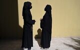 Sur cette photo prise le 15 octobre 2022, Sarah (à gauche), 20 ans, discute avec sa sœur Fatima, 19 ans, après une interview avec l'AFP à Charikar, dans la province de Parwan. (Crédit : Wakil KOHSAR / AFP)