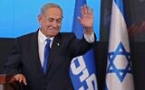 Le leader du Likud, Benjamin Netanyahu, s'adressant à ses partisans au siège de campagne du parti à Jérusalem, le 2 novembre 2022. (Crédit : Ronaldo Schemidt/AFP)