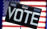 La pancarte "Vote" d'un participant est photographiée lors d'un événement de campagne pour le gouverneur du Nevada Steve Sisolak et la sénatrice américaine Catherine Cortez Masto avec l'ancien président américain Barack Obama, avant les élections de mi-mandat américaines à Las Vegas, Nevada, le 1er novembre 2022. (Crédit : Ronda Churchill / AFP)