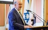 L'ambassadeur d'Israël en Allemagne, Ron Prosor, prononce un discours lors d'une cérémonie posthume en l'honneur de quatre "Justes parmi les nations" allemands, feu Bruno et Anna Schwartze et Friedrich et Helene Huebner, à l'hôtel de ville (Rotes Rathaus) de Berlin, le 2 novembre 2022. (Crédit : JENS SCHLUETER / AFP)