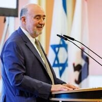 L'ambassadeur d'Israël en Allemagne, Ron Prosor, prononce un discours lors d'une cérémonie posthume en l'honneur de quatre "Justes parmi les nations" allemands, feu Bruno et Anna Schwartze et Friedrich et Helene Huebner, à l'hôtel de ville (Rotes Rathaus) de Berlin, le 2 novembre 2022. (Crédit : JENS SCHLUETER / AFP)
