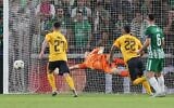 Le gardien de but américain du Maccabi Haifa, Josh Cohen (centre), laisse passer le troisième but lors du match de football du groupe H de la Ligue des champions de l'UEFA entre le Maccabi Haifa d'Israël et le Benfica du Portugal au stade Sammy Ofer dans la ville de Haïfa, le 2 novembre 2022. (Crédit : JACK GUEZ / AFP)